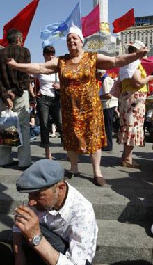 Щоправда, у «сильної» половини танцювальний запал закінчувався трохи раніше. Зате «слабка» всупереч усьому не збиралася відступати ані перед спекою, ані перед нудьгою