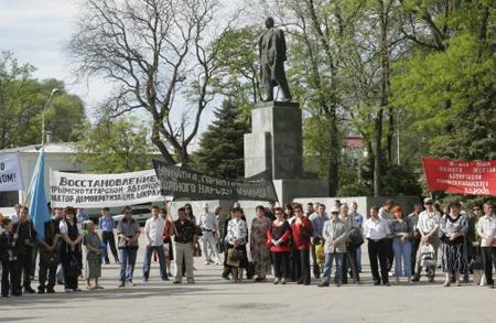 В Симферополе проходит Всекрымский траурный митинг в день 63-й годовщины сталинской депортации крымско-татарского народа с территории Крыма в 1944 году.