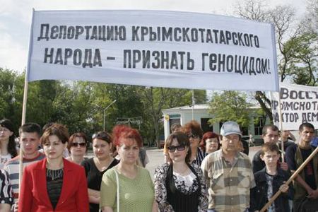 В Симферополе проходит Всекрымский траурный митинг в день 63-й годовщины сталинской депортации крымско-татарского народа с территории Крыма в 1944 году.