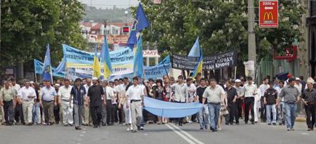 В Симферополе проходит Всекрымский траурный митинг в день 63-й годовщины сталинской депортации крымско-татарского народа с территории Крыма в 1944 году.