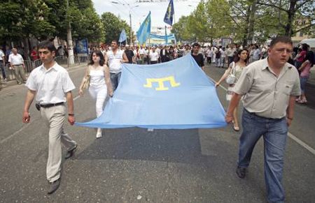 В Симферополе проходит Всекрымский траурный митинг в день 63-й годовщины сталинской депортации крымско-татарского народа с территории Крыма в 1944 году.