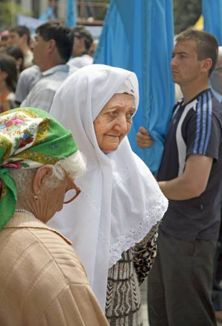 На главной площади Симферополя проходит Всекрымский траурный митинг в день 63-й годовщины сталинской депортации крымско-татарского народа с территории Крыма в 1944 году.
