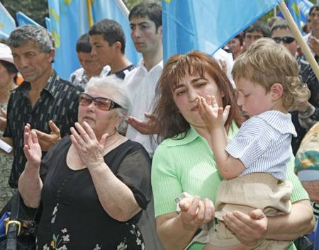 На главной площади Симферополя проходит Всекрымский траурный митинг в день 63-й годовщины сталинской депортации крымско-татарского народа с территории Крыма в 1944 году.
