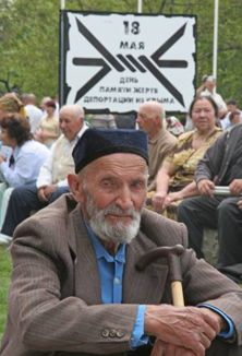 На главной площади Симферополя проходит Всекрымский траурный митинг в день 63-й годовщины сталинской депортации крымско-татарского народа с территории Крыма в 1944 году.