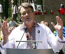 Віктор Ющенко виступає на церемонії вшанування пам’яті жертв тоталітарного режиму на території Національного заповідника «Биківнянські могили» під Києвом. 20 травня