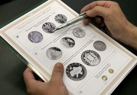 Кращу монету визначала комісія з п`ятнадцяти осіб
