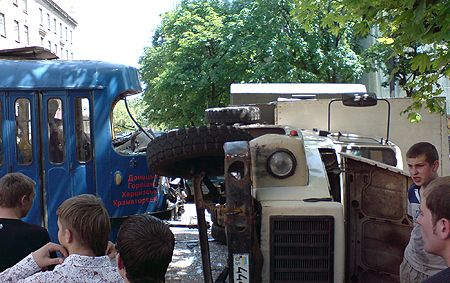 У центрі Донецька трамвай врізався у вантажівку (додані фото)