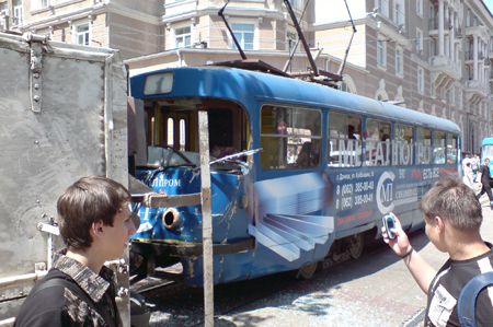 У центрі Донецька трамвай врізався у вантажівку (додані фото)