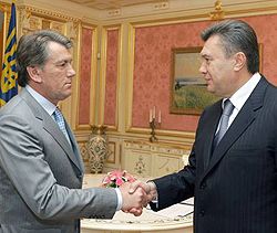 Віктор Ющенко та Віктор Янукович вітаються під час зустрічі. Київ, 23 травня