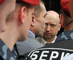 Александр Турчинов в окружении сотрудников спецподразделения ”Беркут”, которые пытаются помешать ему зайти в здание ГПУ. Киев, 24 мая