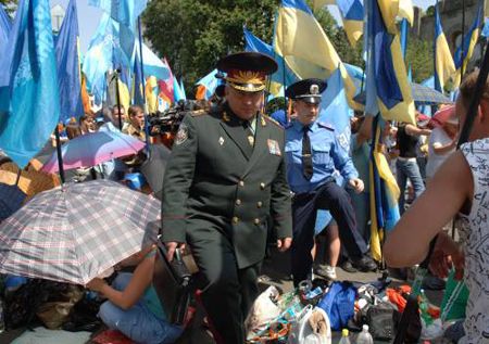 Командувач внутрішніми військами, генерал-полковник Олександр Кіхтенко прямує до Секретаріату Президента крізь мітингувальників