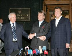 Віктор Ющенко, Віктор Янукович та Олександр Мороз демонструють журналістам, що компроміс у питанні дострокових виборів - досягнуто. Київ, 27 травня