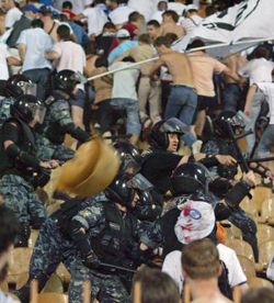 Бійка на НСК ”Олімпійський” під час матчу за Кубок України ”Динамо” - ”Шахтар”. Фото УНІАН