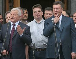 Олександр Мороз і Віктор Янукович виступають під час мітингу коаліції біля Верховної Ради. Київ, 27 травня 