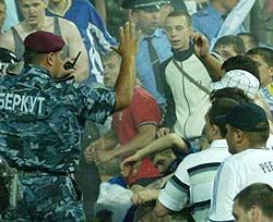 «Беркут» заспокоює вболівальників «Динамо» під час фіналу Кубка України. Київ, 27 травня 