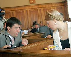 Юлия Тимошенко и Вячеслав Кириленко общаются в помещении Верховной Рады. Киев, 29 мая
