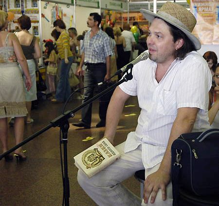 Акція “зірка” читає книжку”: Тарас Чубай, схожий на доброго казкаря,  зізнався, що в дитинстві вдавав, що вміє читати, тримаючи книжку догори дриглом