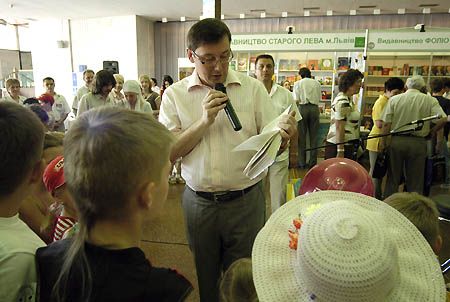 Лідер “Самооборони” зачитав дітям уривок із казки Джеремі Стронга “Знамениті сіднички мого братика”, де, як зізнався, йому найбільше сподобалась тема “антикризового плану”