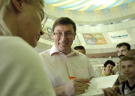 А потім, як письменник з досвідом, роздавав автографи