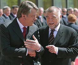 Виктор Ющенко и Президент Республики Хорватия Степан Месич общаются во время официального визита Президента Украины в Хорватию. Загреб, 31 мая