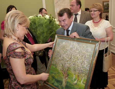 Министр культуры Юрий Богуцкий подарил цветы, которые не завянут