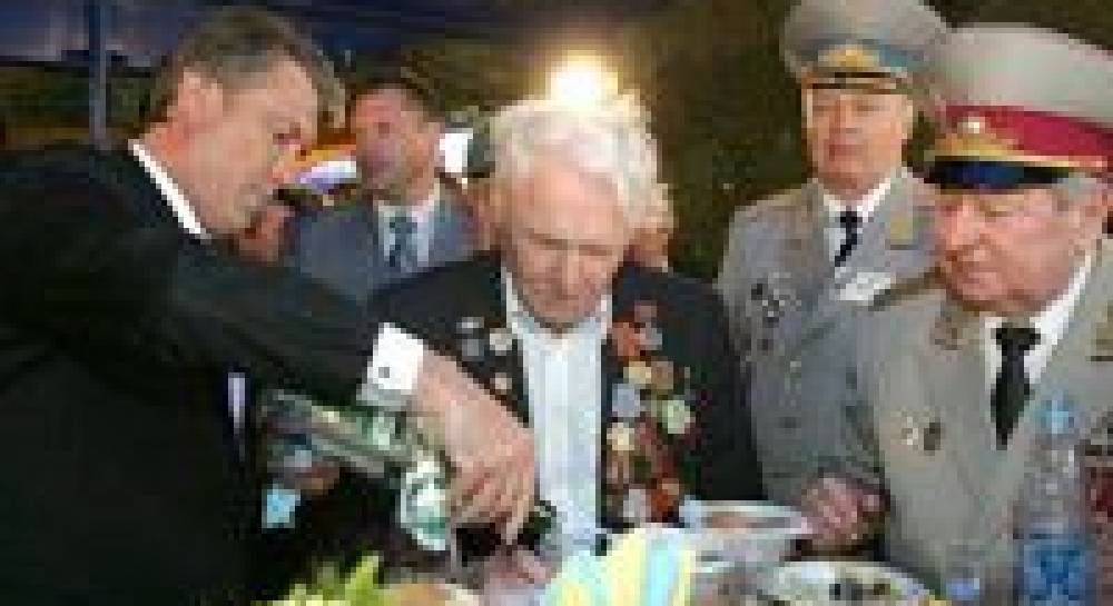 День Перемоги не зіпсували ні дощ, ні акції Регіонів (репортаж)