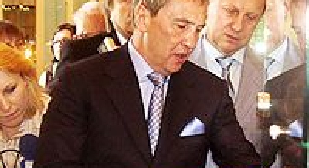 Черновецький здав до музею всі дарунки