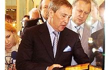 Черновецький здав до музею всі дарунки