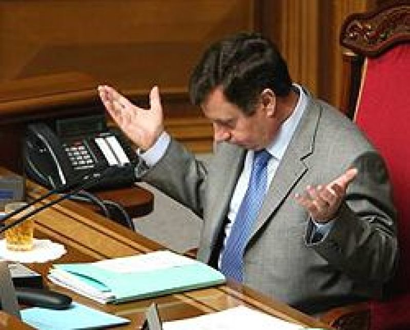 Вице-спикер Адам Мартынюк во время заседания парламента. Киев, 30 мая 