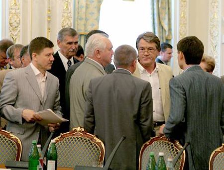 Президент Украины Виктор Ющенко разговаривает с депутатами во время встречи с депутатскими фракциями ”Наша Украина” и Блок Юлии Тимошенко в Киеве в субботу, 2 июня в 2007 г. В ходе встречи Ющенко высоко оценил решение о досрочном сложении полномочий народными депутатами Украины.