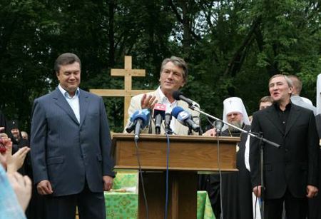 Ющенко і Янукович на освяченні місця Кафедрального собору (9 фото)