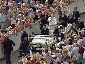 До машини Папи Римського намагався встрибнути божевільний (фото)