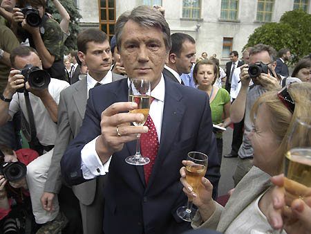 После официоза: Виктор Ющенко был в хорошем настроении, много общался с журналистами и угощал всех шампанским 