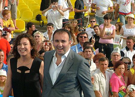 Председателю опекунского совета «Кинотавра» Александру Роднянскому и его жене на звездной дорожке солнце в глаза светило так, что оставалось показать лишь зубы