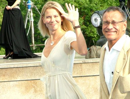 Андрій Кончаловський зі своєю дружиною Юлею Висоцькою одягнулися під колір один одного