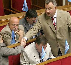 Народные депутаты разговаривают перед началом заседания Верховной Рады. Киев, 7 июня