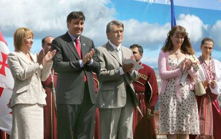 Президенты Украины Виктор Ющенко и Грузии Михаил Саакашвили с женами Екатериной Ющенко и Сандрой Рулофс - на церемонии открытия памятника Шота Руставели в Киеве, 7 июня 2007 г.