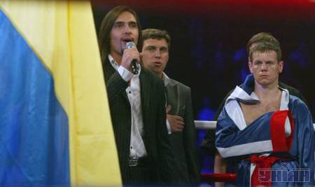 Гимн Украины спел Виталий Козловский