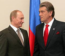 Віктор Ющенко і Володимир Путін під час саміту голів країн-учасниць СНД. Санкт-Петербург, 10 червня