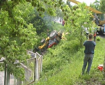 У Києві трактор впав у кювет (фото)