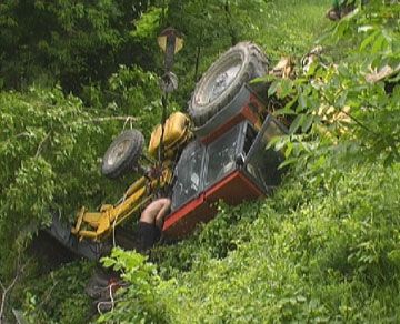 У Києві трактор впав у кювет (фото)