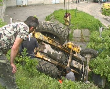 У Києві трактор впав у кювет (фото)