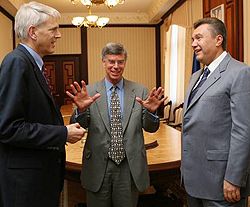 Стивен Пайфер, Вильям Тейлор и Виктор Янукович общаются во время официальной встречи. Киев, 12 июня