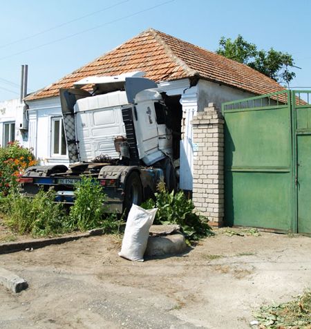 ”Сканія” врізалась в житловий будинок: 3 постраждалих (додані фото)