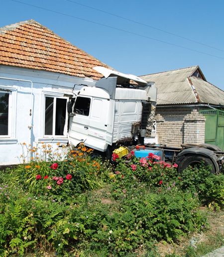 ”Сканія” врізалась в житловий будинок: 3 постраждалих (додані фото)