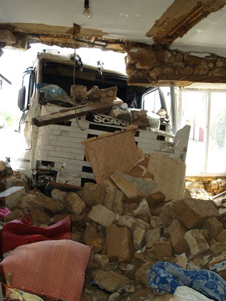 ”Сканія” врізалась в житловий будинок: 3 постраждалих (додані фото)