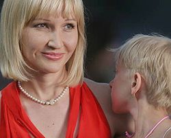Олена Франчук зі своєю дочкою Катериною на концерті Елтона Джона. Київ, 16 червня