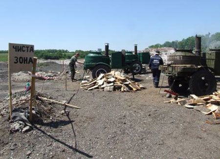 Співробітники МНС працюють на межі зони радіоактивної плями. У квітні цього року на території промислового полігону на землях Іллічівської сільради в Костянтинівському р-ні Донецької обл. були знайдені ділянки ґрунту з підвищеними рівнями радіоактивності. Гамма-фон на окремих ділянках радіоактивної плями в 28 тисяч раз перевищував норму.
