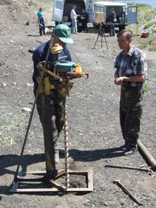 Співробітники МНС працюють на межі зони радіоактивної плями. У квітні цього року на території промислового полігону на землях Іллічівської сільради в Костянтинівському р-ні Донецької обл. були знайдені ділянки ґрунту з підвищеними рівнями радіоактивності. Гамма-фон на окремих ділянках радіоактивної плями в 28 тисяч раз перевищував норму.
