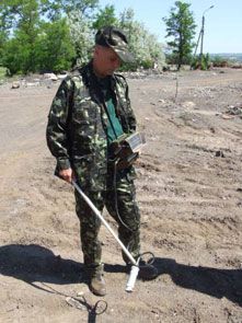 Співробітники МНС працюють на межі зони радіоактивної плями. У квітні цього року на території промислового полігону на землях Іллічівської сільради в Костянтинівському р-ні Донецької обл. були знайдені ділянки ґрунту з підвищеними рівнями радіоактивності. Гамма-фон на окремих ділянках радіоактивної плями в 28 тисяч раз перевищував норму.